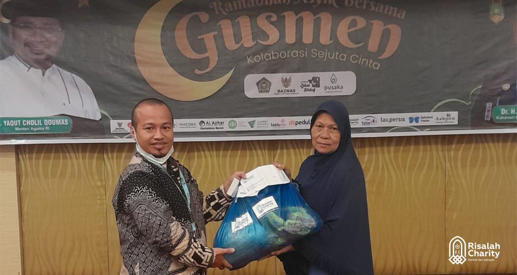 Pembagian Sembako Secara Serentak Terbanyak pada Acara Festival Ramadhan Asyik Bersama Gusmen, Kolaborasi Sejuta Cinta