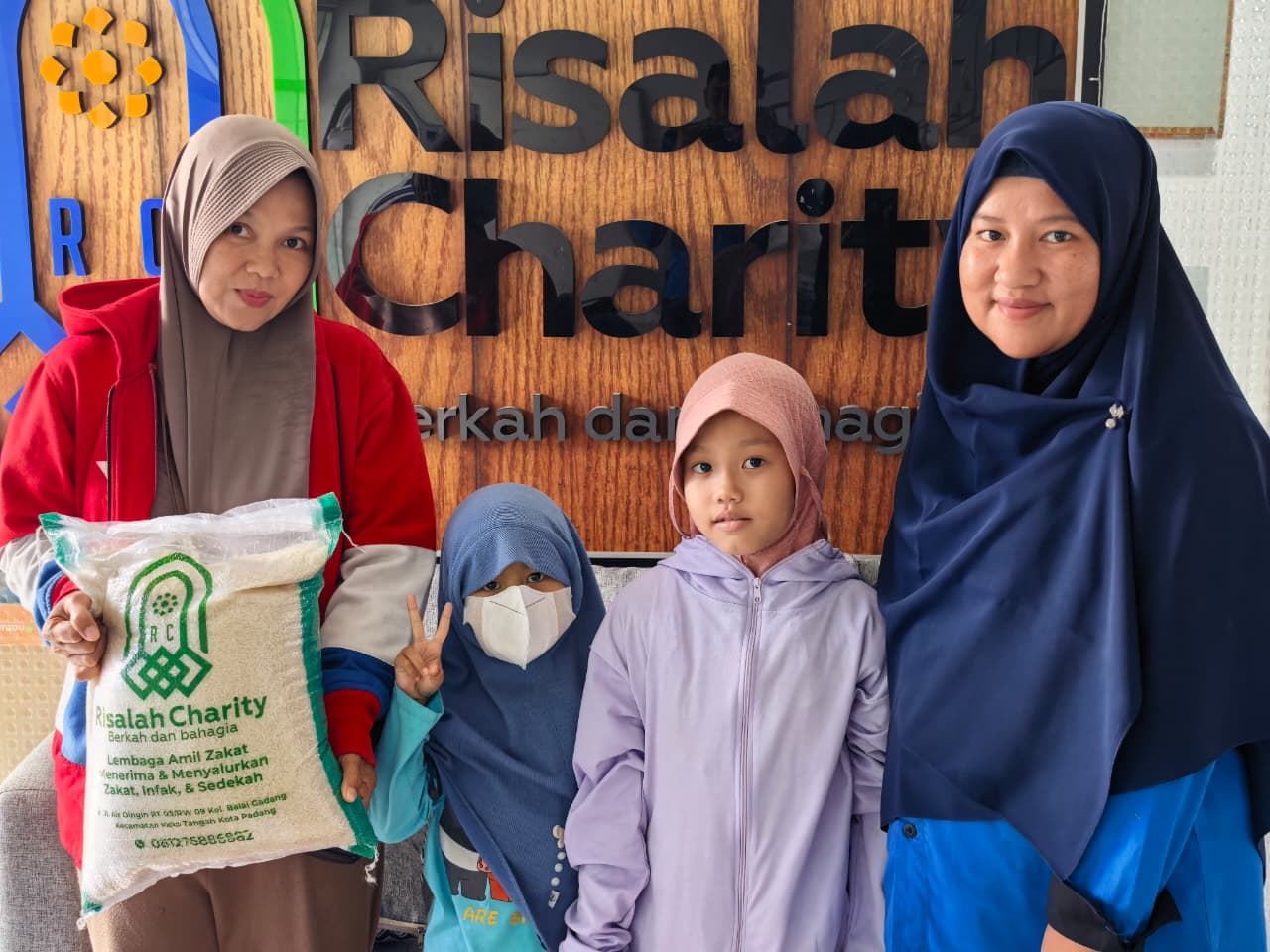 Peduli Anak Yatim, Risalah Charity Bagikan 100 Kg Beras di Kota Padang